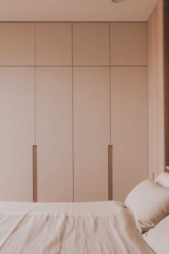 Built In Closet Wall Bedroom Ideas That Look Stylish, Smart, and Totally Pinterest-Worthy 5 Minimalist Built In Closet Wall Bedroom Inspiration